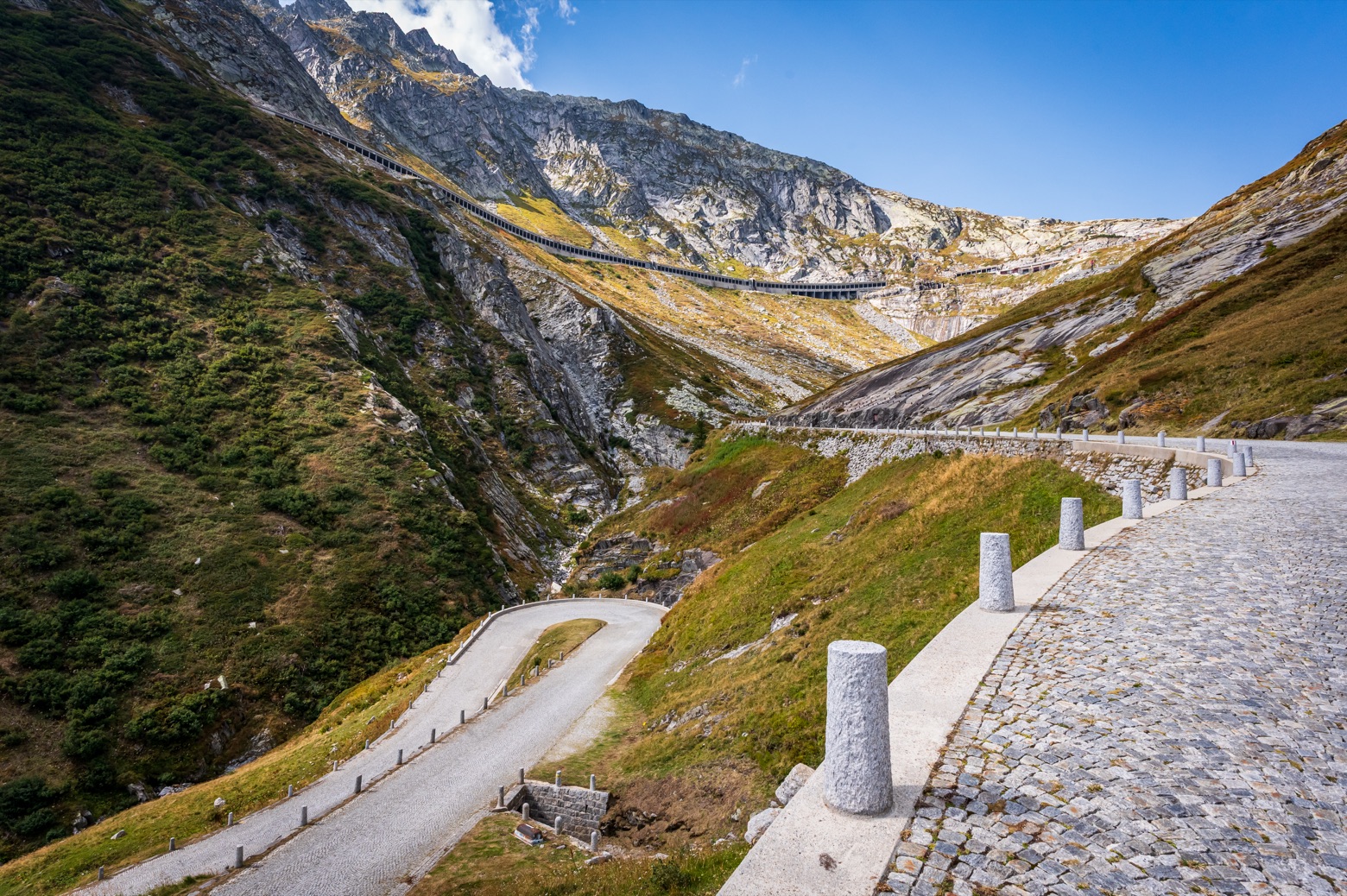La route pavée de la Tremola, au col du Gothard, en Suisse